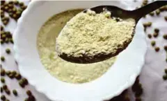  ??  ?? SERBUK atau tepung kacang hijau sesuai dibuat pupur dan skrub.