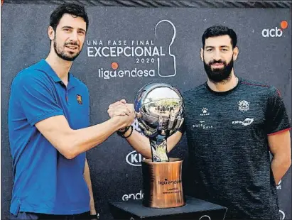  ?? ACB / EFE ?? Ante Tomic, del Barça, y Shengelia, del Baskonia, chocan las manos ante el trofeo de la Liga Endesa