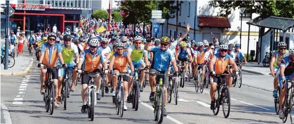  ?? Fotos: Marcus Merk ?? Geplagt von der Hitze, aber durchaus glücklich: 1100 Radler haben die dritte Etappe der BR Radltour absolviert. Vorne dran Gersthofen­s Bürgermeis­ter Michael Wörle (gelber Helm).