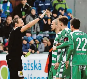  ?? FOTO PROFIMEDIA ?? Sudí Královec uklidňuje fotbalisty Bohemians poté, co jim neuznal gól a nařídil naopak pokutový kop pro Slavii