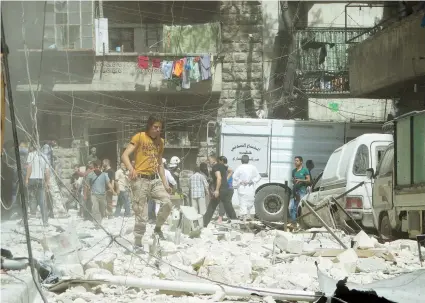  ??  ?? Los ataques aéreos y de artillería en Alepo, la mayor ciudad del norte de Siria, han incrementa­do en las últimas semanas a pesar del cese al fuego decretado en febrero.