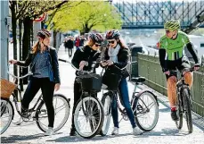  ?? Foto: Michal Šula, MAFRA ?? Na kole po městě Magistrát chce v rámci Evropského týdne mobility povzbudit Pražany, aby se po městě pohybovali s menší ekologicko­u stopou. Například aby vyměnili čtyři kola za dvě a přesedli z aut na bicykly.