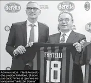  ??  ?? Administra­tori i Interit Antonelo dhe presidenti i Milanit, Skaroni, pas dopio firmës së djeshme me kompaninë “Vëllezërit Bereta”