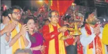  ?? DEEPAK GUPTA/HT ?? ▪ Shiv Sena chief Uddhav Thackeray, his wife Rashmi and son Aditya perform Saryu Aarti, in Ayodhya, on Saturday.