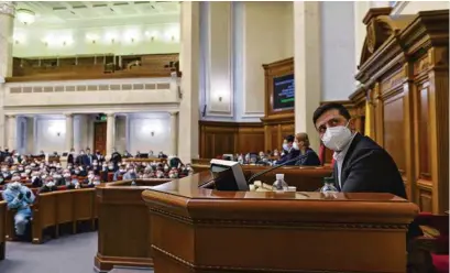  ?? (STRINGER/REUTERS) ?? Le président ukrainien Volodymyr Zelensky devant le parlement réuni fin mars en session urgente.