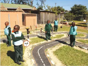  ?? - Picture by Tawanda Mudimu ?? Glenview 2 Primary School pupils learn how to use traffic signals .