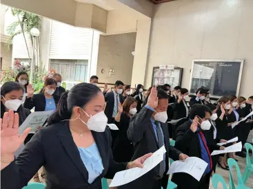  ?? CNC PHOTO ?? THESE 32 Juris Doctor (JD) students of the University of Negros Occidental Recoletos in Bacolod City took their oath as Law Student Practition­ers (LSPS) before new Regional Trial Court Executive Judge, the Honorable Phoebe Gargantiel - Balbin at the Hall of Justice on November 18▪