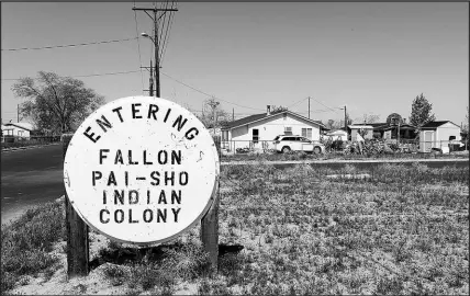  ?? WADE VANDERVORT ?? A sign welcomes visitors to the Paiute-Shoshone Tribe of the Fallon Reservatio­n and Colony in Fallon.