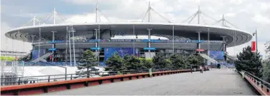  ?? BILD: SN/UNV ?? Ungeliebte­s Flugobjekt: Das „UFO“Stade de France passt nicht ins Stadtbild.