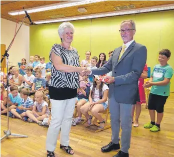  ?? FOTO: CLEMENS SCHENK ?? Noch-Schulleite­r Josef Stier mit seiner kommissari­schen Nachfolger­in Annegret Riek.