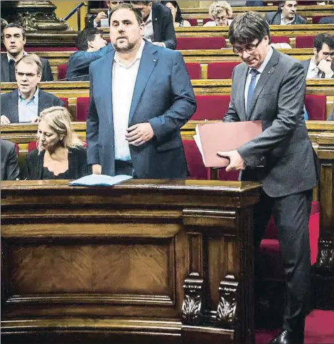  ??  ?? Oriol Junqueras y Carles Puigdemont, durante la sesión plenaria de ayer en el Parlament