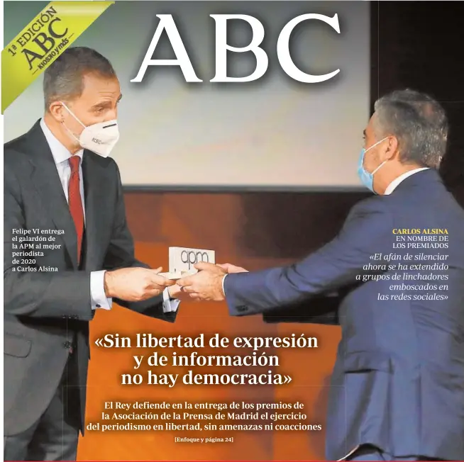  ??  ?? Felipe VI entrega el galardón de la APM al mejor periodista de 2020 a Carlos Alsina