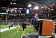  ?? MICHAEL AINSWORTH - THE ASSOCIATED PRESS ?? Broadcast personalit­y Bob Costas on set before an NFL football game between the Tampa Bay Buccaneers and Dallas Cowboys on Sunday, Dec. 18, 2016, in Arlington, Texas.