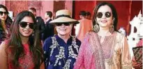  ??  ?? Hillary Clinton zwischen der Braut Isha Ambani (l.) und deren Mutter, Nita Ambani. Foto: Reuters