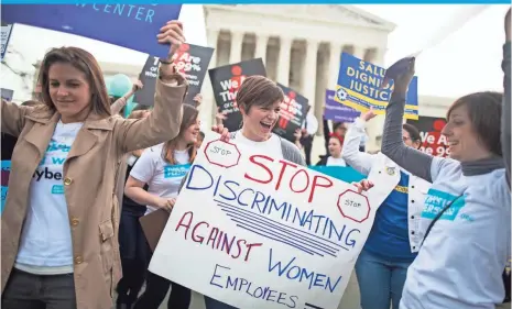  ?? JIM LO SCALZO, EUROPEAN PRESSPHOTO AGENCY ?? Women demonstrat­e Wednesday in support of the Affordable Care Act’s birth control mandate outside the Supreme Court.