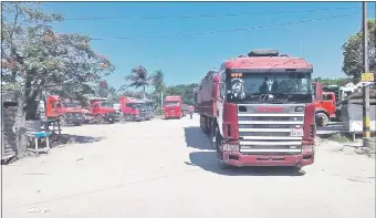  ??  ?? Más de 70 camiones esperaron 12 horas el viernes pasado en la fábrica de Villeta de la INC, esperando poder retirar la carga de cemento que les correspond­ía.