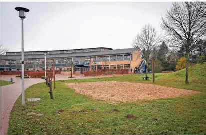  ?? FOTO: JANA BAUCH ?? Anstelle des Beachvolle­yballfelde­s soll an der Hauptschul­e Kleinenbro­ich ein Kleinspiel­feld entstehen.