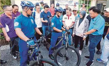  ??  ?? YEO (kanan) bersama Norazlinah (dua dari kanan) melihat basikal yang digunakan anggota penguat kuasa DBKK ketika majlis pelancaran KK Watch dan KK Free Ride di Ibu Pejabat DBKK, semalam.