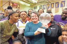  ?? PAT A. ROBINSON / MILWAUKEE JOURNAL SENTINEL ?? Former Milwaukee Washington High School girls basketball coach Pam Kruse is surrounded by current and former Purgolders on Thursday night.