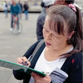  ?? FOTO ?? Los ciudadanos no tienen ninguna restricció­n para firmar por dos o más precandida­tos presidenci­ales.