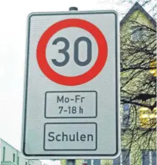  ?? FOTO: ECKARD SCHEIDERER ?? Seit Kurzem darf man in der Friedrichs­traße zwischen Roschmann-Kreuzung und Zeiss zu den angegebene­n Zeiten nur noch mit Tempo 30 fahren.