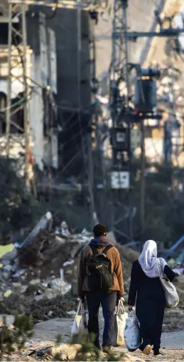  ?? ?? Des civils gazaouis dans les décombres du camp de réfugiés de Maghazi, dans la partie centrale de l’enclave palestinie­nne. Des images peu susceptibl­es de passer à la télévision israélienn­e.