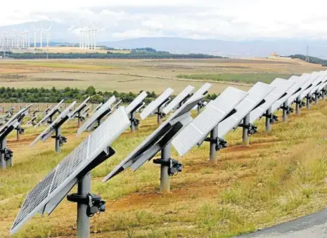  ??  ?? Vista de uno de los primeros parques solares que se instalaron en las cercanías de Tudela.