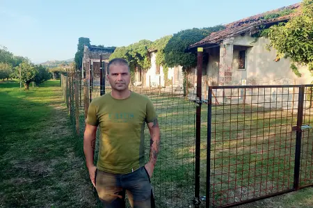  ?? ?? Tracce indelebili Cristian Albrigi all’esterno della ex caserma La Colombara