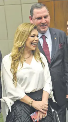  ??  ?? El senador colorado Javier Zacarías Irún y su esposa Sandra McLeod.