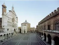  ??  ?? Atmosfera Sopra Piazza Duomo. A fianco la rivisitazi­one delle nozze tra Francesco Sforza e Bianca Maria Visconti, dove comparve il primo torrone