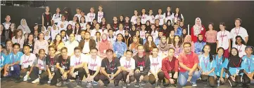  ??  ?? The participat­ing students and teachers with the organisers of theTEDxYou­th programme.