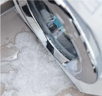  ?? FOTO: ANDREA WARNECKE/DPA ?? Läuft die Waschmasch­ine aus, ist das in der Regel ein Fall für die eigene Hausratver­sicherung. Aber zahlt sie auch mögliche Schäden beim Nachbarn?