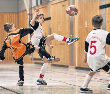  ??  ?? Stadtmeist­erschaft der Grundschul­en in Hilden: Die Wilhelm-Busch-Schule (weiße Trikots) und die Mannschaft der WilhelmHül­s Schule liefern sich ein spannendes Duell.