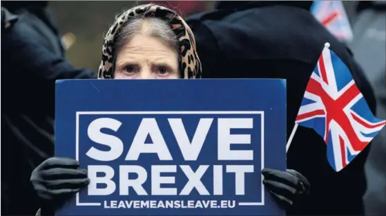  ?? / JACK TAYLOR (GETTY) ?? Una mujer se manifiesta a favor del Brexit en la puerta del Parlamento británico, ayer en Londres.