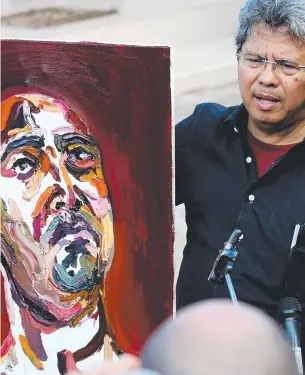  ?? Picture: LUKMAN S BINTORO ?? TALENTED ARTIST: Indonesian lawyer Todung Mulya Lubis shows a self- portrait painting of Myuran Sukumaran that Sukumaran gave to him during a visit.