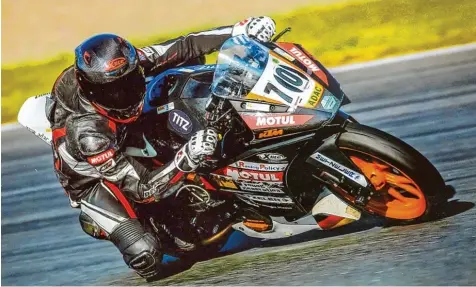  ?? Fotos: racepixx, Sebastian Richly ?? Rennfahrer Markus Schormair bereitet sich auf seine zweite Saison beim ADAC Juniorcup vor. Für seinen großen Traum legt sich der 19 Jährige mächtig ins Zeug, so wie hier beim Training auf der Rennstreck­e in Oschersleb­en im vergangene­n Spätsommer. In...