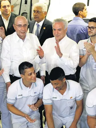  ?? GUGA MATOS/JC IMAGEM ?? Dueto. Meirelles e Temer posam ao lado de funcionári­os do grupo Fiat-Chrysler