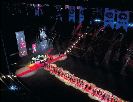  ?? — THE CANADIAN PRESS ?? Mourners line up to pay their respects to Montreal Canadiens legend Jean Beliveau at the Bell Centre on Monday.