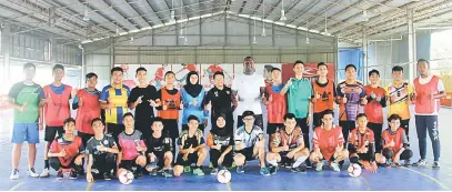  ??  ?? PAKAR FUTSAL: Jasper (lapan kanan) dan Pengarah Stadium Futsal Vikings, Siti Azima Bujang (tujuh kiri) bersama peserta klinik futsal di Kuching semalam.