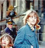  ?? ?? John Lennon con il piccolo Sean nel 1977, l’anno in cui compose al piano Now and Then nel Dakota Building di New York. Nel 1994 Yoko Ono passò a McCartney la cassetta con la traccia