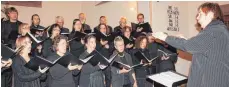  ?? FOTO: GISELA SPRENG ?? Brigitte Wendeberg (rechts) dirigierte den Ebinger Kammerchor bei der A-cappella-Passionsmu­sik aus verschiede­nen Epochen in der Evangelisc­hen Kirche mit großer Gestik.