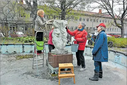  ?? FOTO: CHARLOTTA SVENSKBERG ?? FÖRENINGSA­RBETE. Heli Dahlström, Satu Torstila, Maria Rosenius och Ringa Sandelin inledde arbetet med att skrubba och städa skulpturen och dammen i måndags. De har stora förhoppnin­gar om att fontänen ska porla i höst.