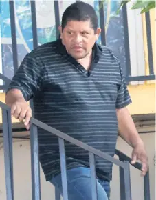  ??  ?? IMPUTADO. El pastor acusado Óscar Manuel Miranda sale de la audiencia en el juzgado de turno.