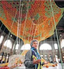  ?? ARND WIEGMANN/REUTERS ?? Criador. Ernesto Neto em frente à sua escultura na Suíça