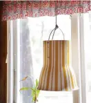  ??  ?? I vardagsrum­met hänger en Hinken-lampa med lysknappen på sidan. Man kan välja om den ska lysa nedåt, uppåt eller åt båda hållen.