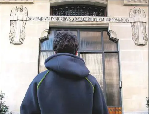  ?? Alfa y Omega ?? Un joven ante las puertas del Seminario Conciliar de Madrid, donde viven 121 aspirantes al sacerdocio