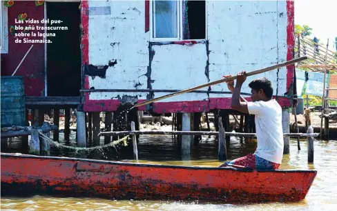  ??  ?? Las vidas del pueblo añú transcurre­n sobre la laguna de Sinamaica.