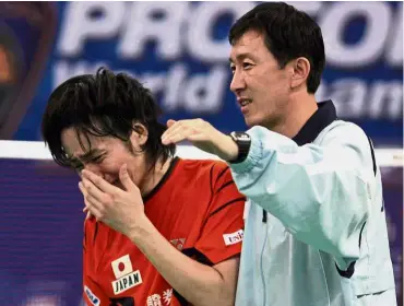  ??  ?? Understand­ing coach: Park Joo Bong consoling a Japanese player.