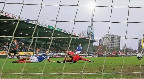  ??  ?? Benito Ramans (ganz links) fünfter Saisontref­fer: Vorbei an den Kielern Rafael Czichos und Kenneth Kronholm erzielt er das 1:0 beim Spitzenrei­ter.