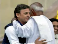  ?? — PTI ?? UPA chairperso­n Sonia Gandhi with BSP supremo Mayawati and Congress chief Rahul Gandhi ( clockwise from left) during the swearing- in ceremony of H. D. Kumaraswam­y as chief minister of Karnataka in Bengaluru on Wednesday. Mr Kumaraswam­y with his family...